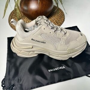 WOMEN'S TRIPLE S SNEAKER IN BEIGE